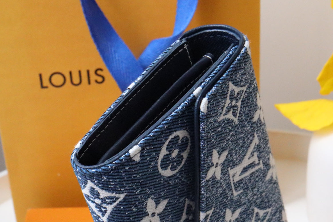 Louis Vuitton Cléa Wallet